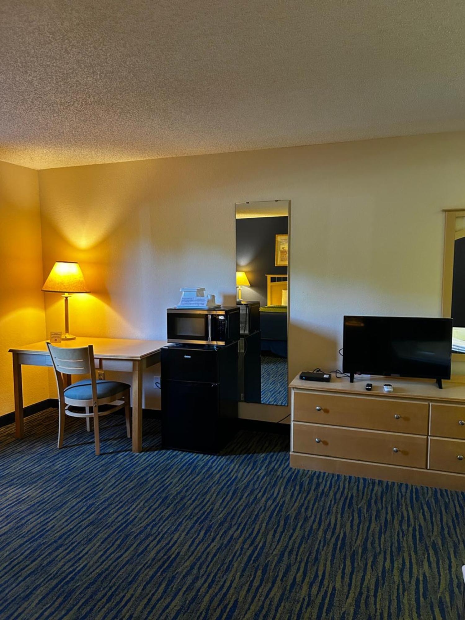 Ameristay Inn & Suites Waverly Bagian luar foto