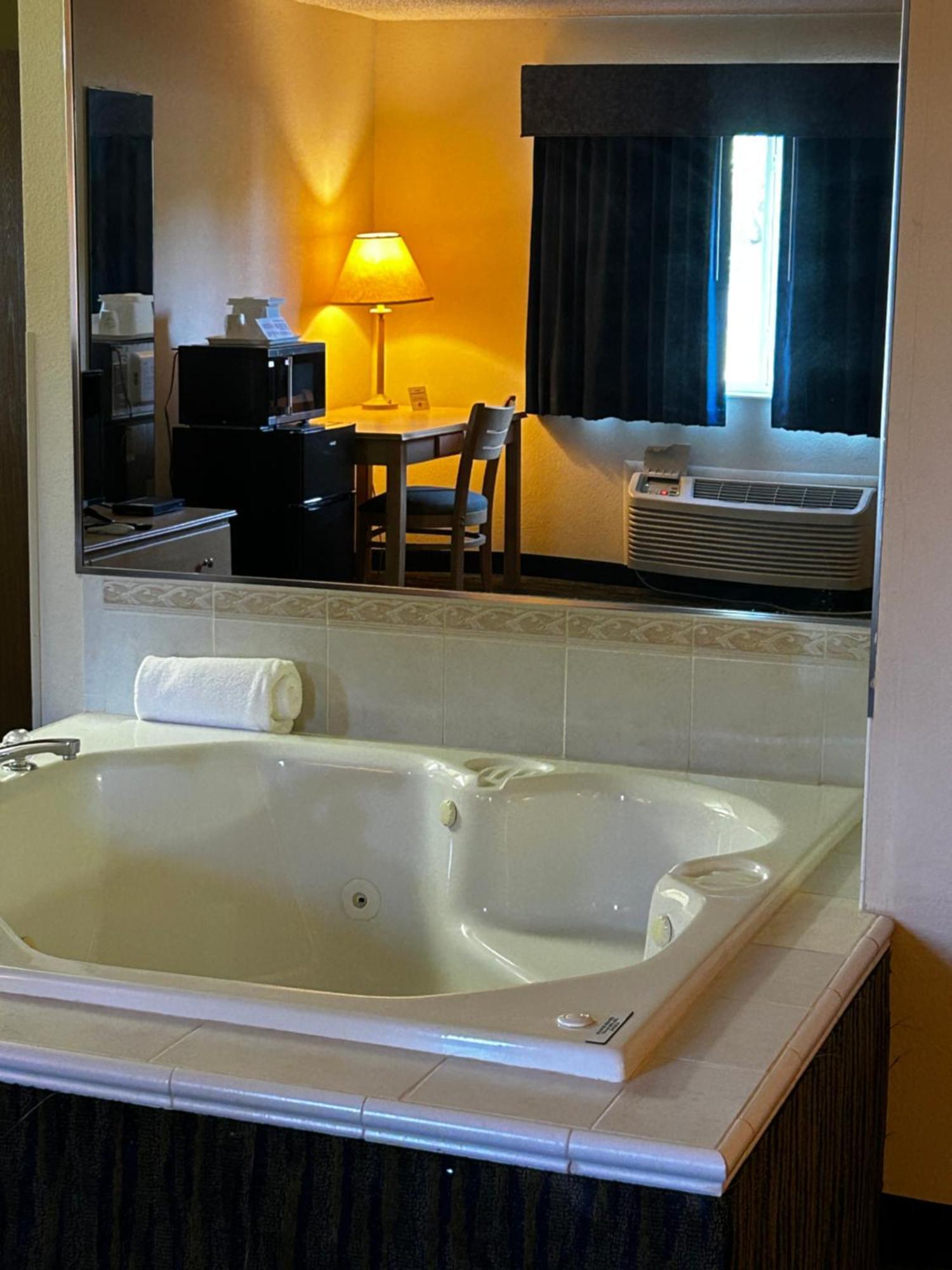 Ameristay Inn & Suites Waverly Bagian luar foto