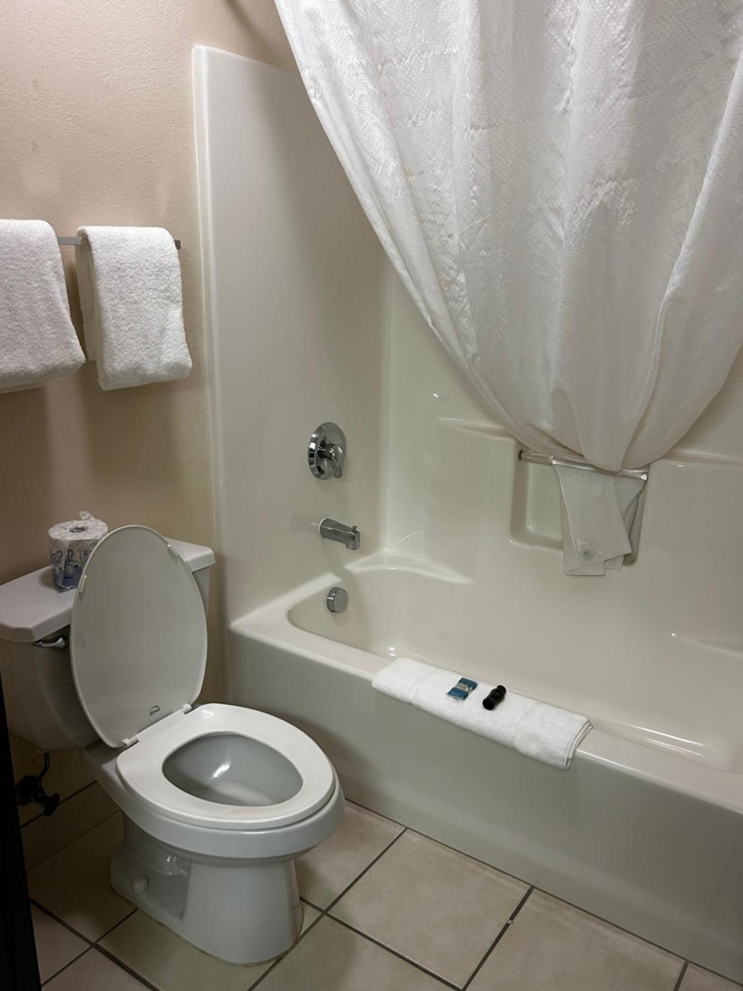 Ameristay Inn & Suites Waverly Bagian luar foto